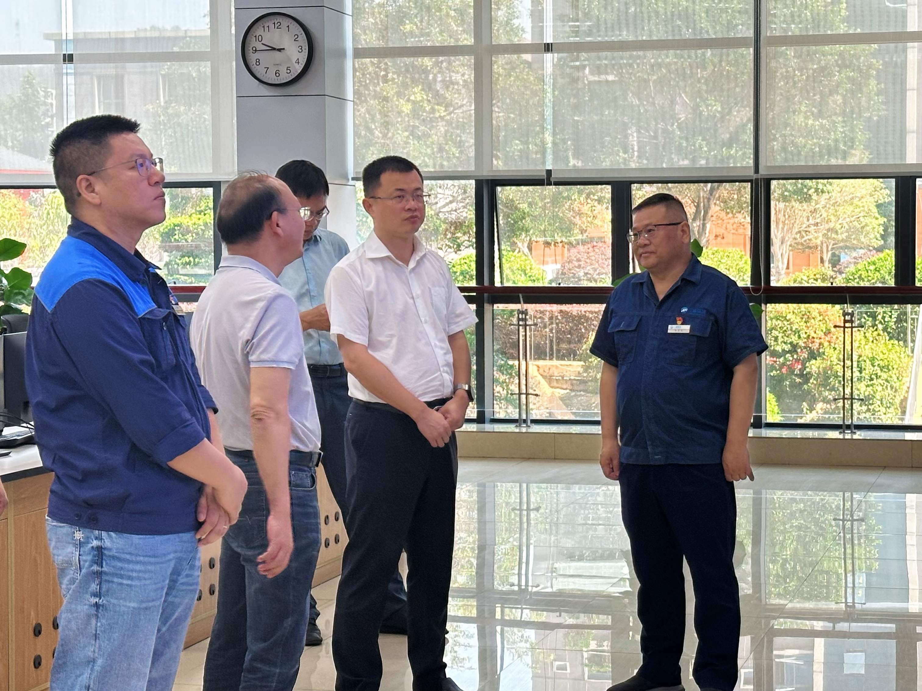 南寧市興寧區(qū)委書記高鑫一行到南寧三峰公司調研指導工作.jpg